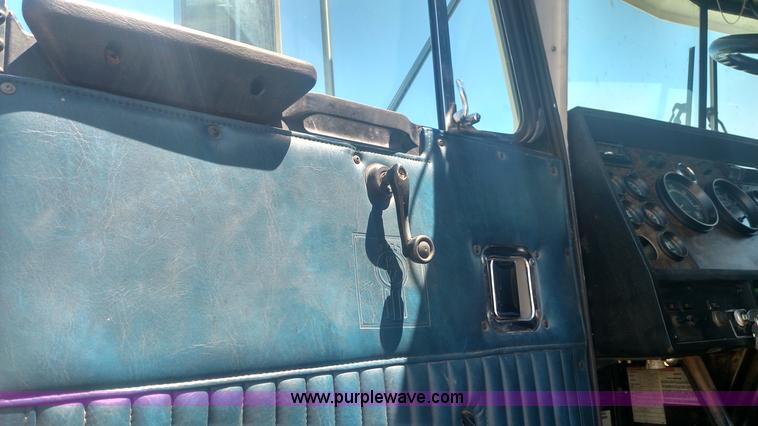 image for item BY9256 1992 Kenworth T800 semi truck