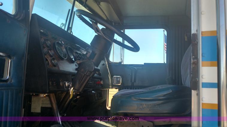 image for item BY9256 1992 Kenworth T800 semi truck