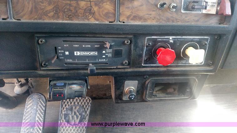 image for item BY9256 1992 Kenworth T800 semi truck