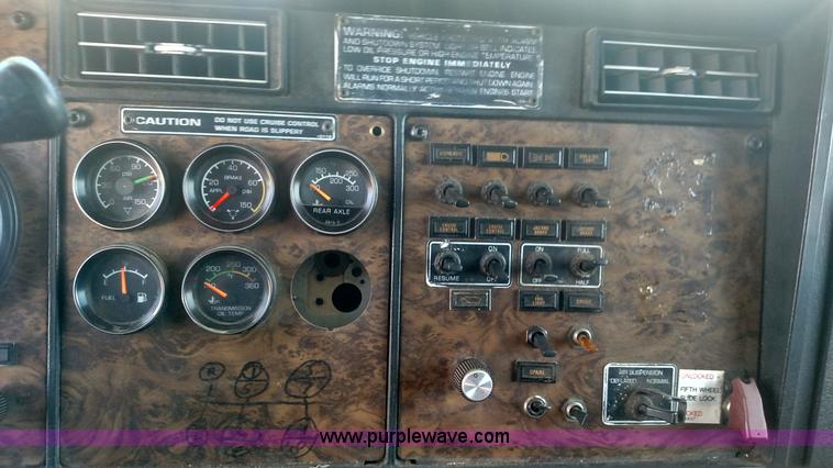 image for item BY9256 1992 Kenworth T800 semi truck