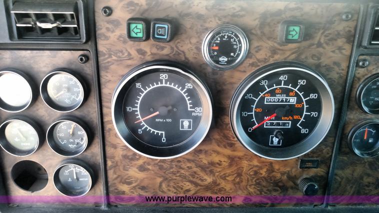 image for item BY9256 1992 Kenworth T800 semi truck