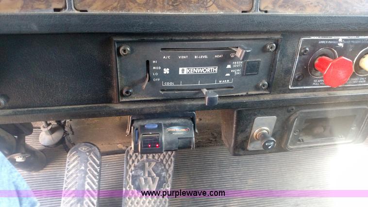 image for item BY9256 1992 Kenworth T800 semi truck