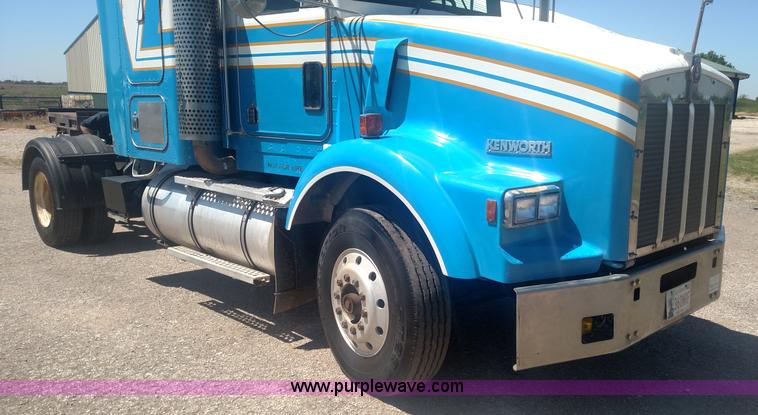 image for item BY9256 1992 Kenworth T800 semi truck