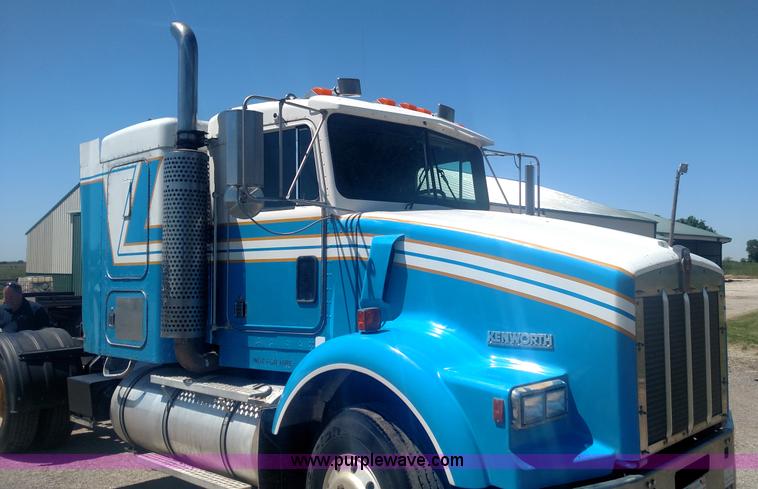 image for item BY9256 1992 Kenworth T800 semi truck