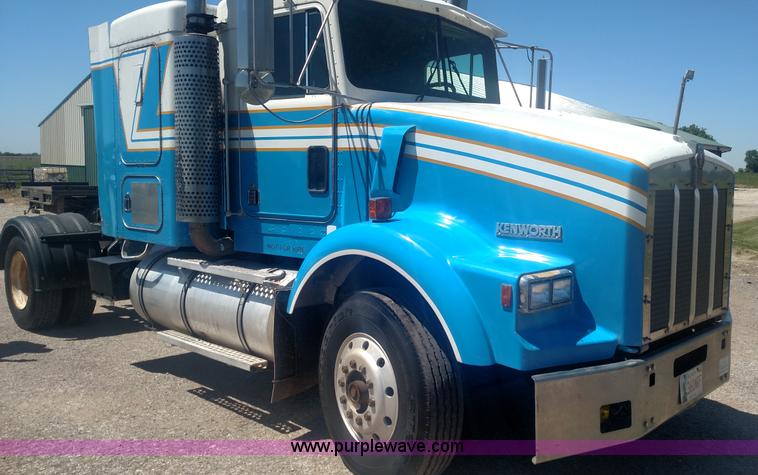 image for item BY9256 1992 Kenworth T800 semi truck