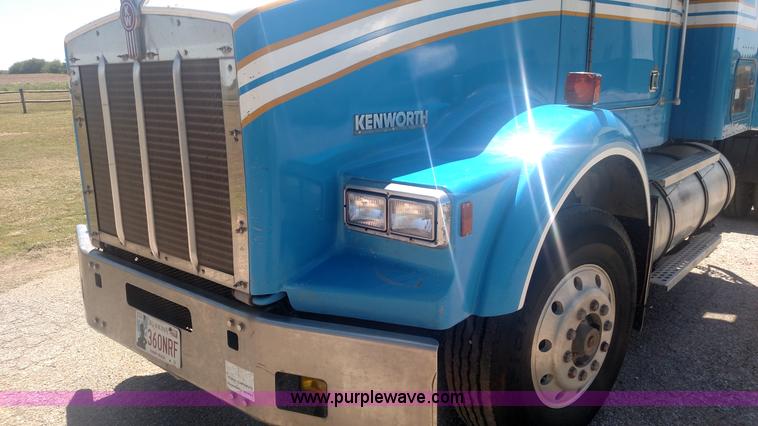 image for item BY9256 1992 Kenworth T800 semi truck