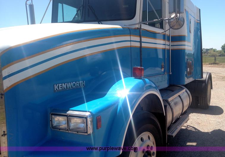 image for item BY9256 1992 Kenworth T800 semi truck