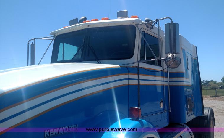 image for item BY9256 1992 Kenworth T800 semi truck