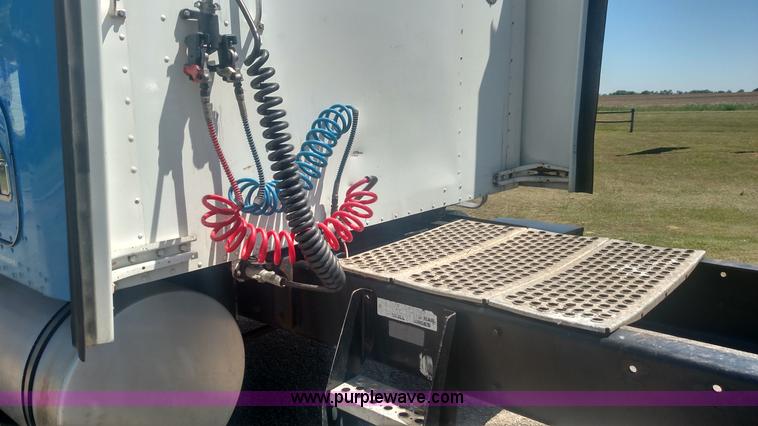 image for item BY9256 1992 Kenworth T800 semi truck