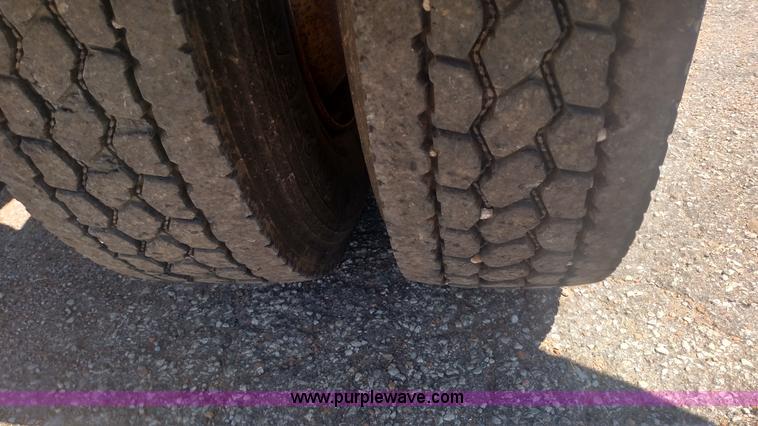 image for item BY9256 1992 Kenworth T800 semi truck