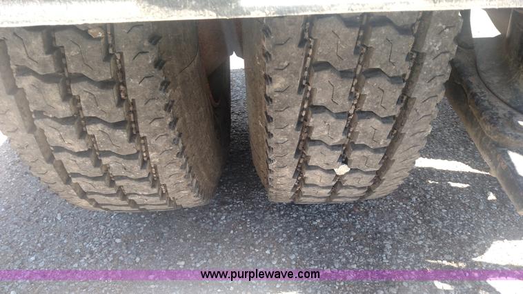 image for item BY9256 1992 Kenworth T800 semi truck