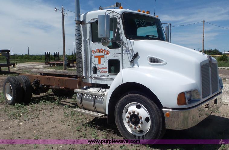 image for item F1387 2004 Kenworth T300 truck cab and chassis