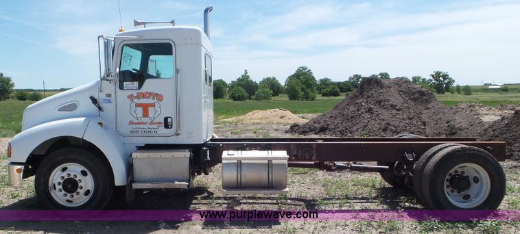 image for item F1387 2004 Kenworth T300 truck cab and chassis