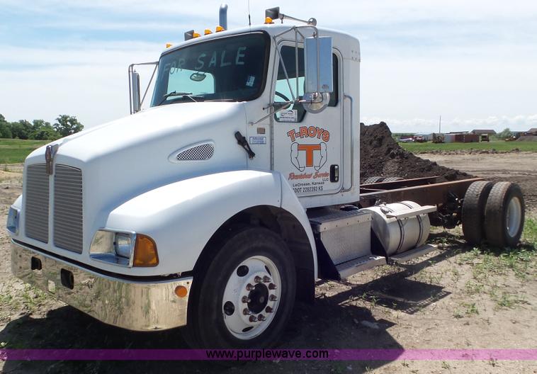image for item F1387 2004 Kenworth T300 truck cab and chassis