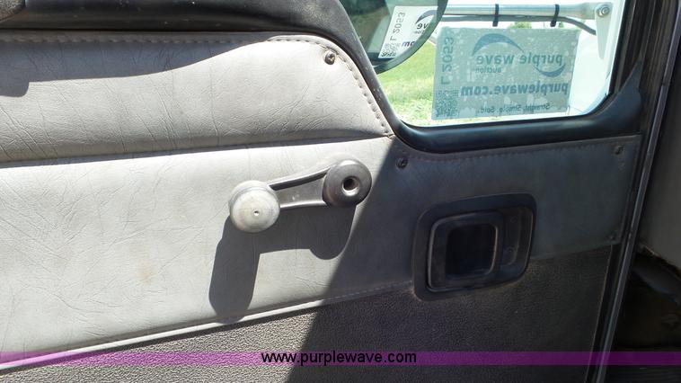 image for item F1387 2004 Kenworth T300 truck cab and chassis