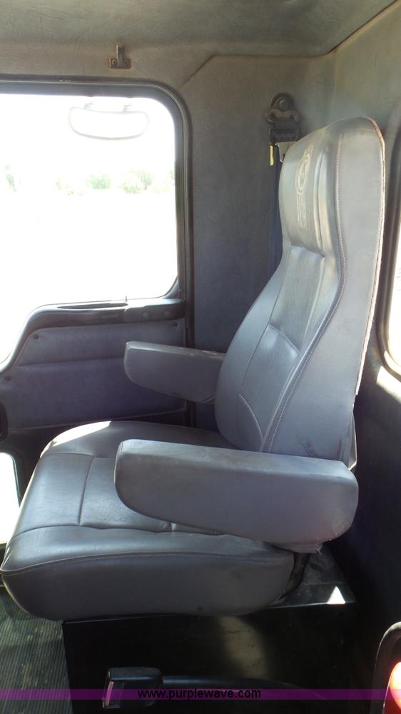 image for item F1387 2004 Kenworth T300 truck cab and chassis