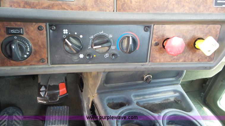 image for item F1387 2004 Kenworth T300 truck cab and chassis