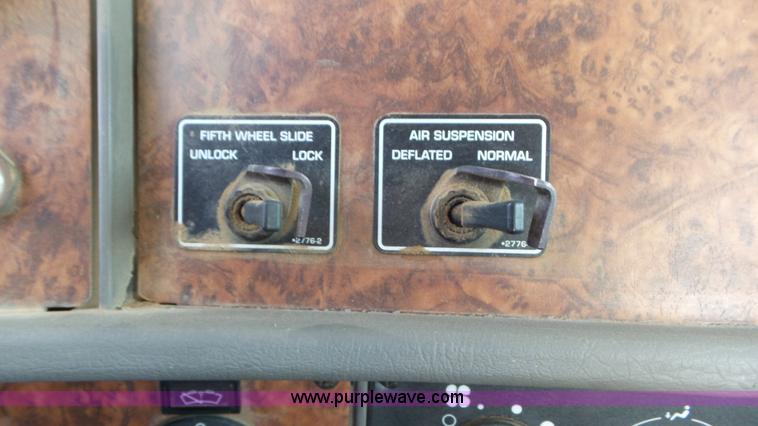 image for item F1387 2004 Kenworth T300 truck cab and chassis