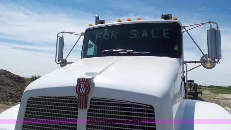 image for item F1387 2004 Kenworth T300 truck cab and chassis
