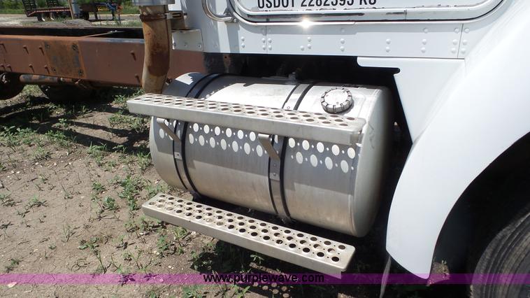 image for item F1387 2004 Kenworth T300 truck cab and chassis