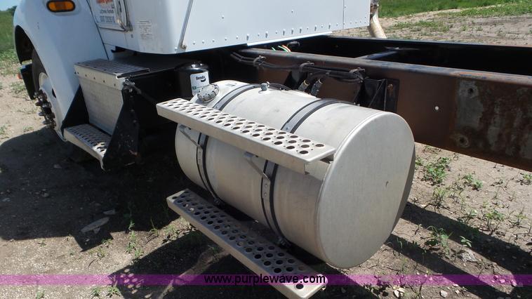 image for item F1387 2004 Kenworth T300 truck cab and chassis