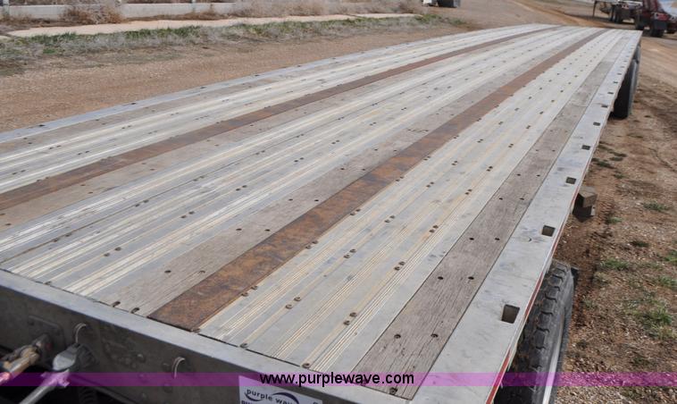 image for item G7330 2007 Wilson CF900 flatbed trailer