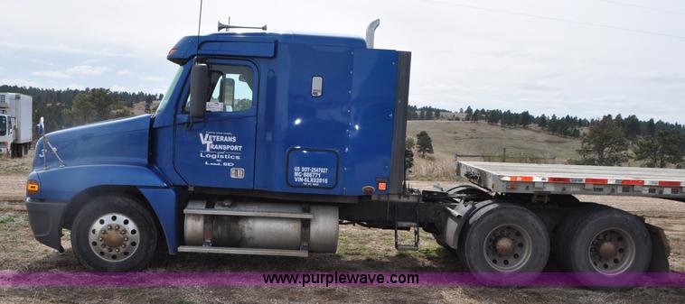 image for item G7331 2006 Freightliner ST120 semi truck