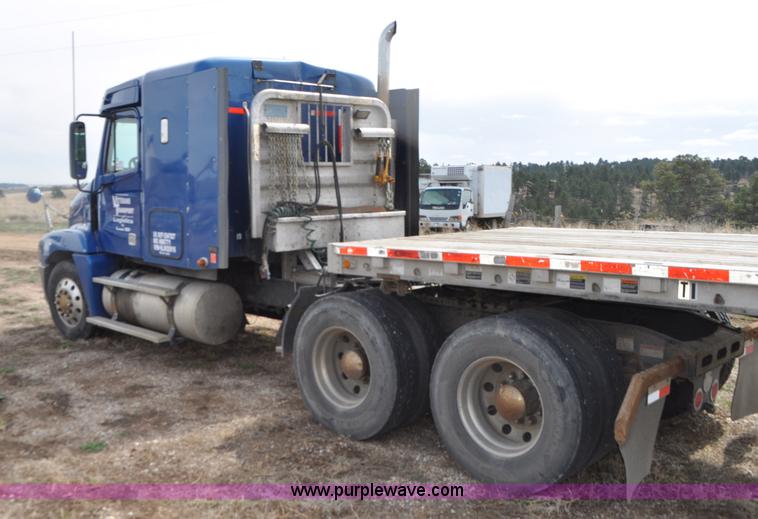 image for item G7331 2006 Freightliner ST120 semi truck