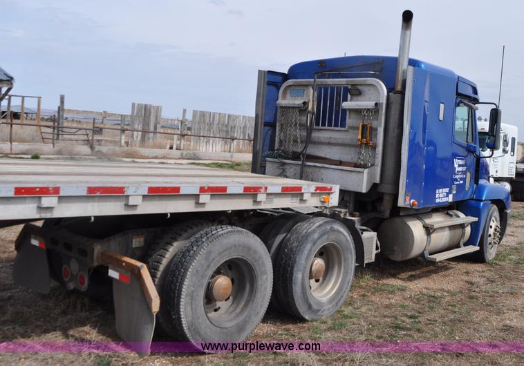 image for item G7331 2006 Freightliner ST120 semi truck