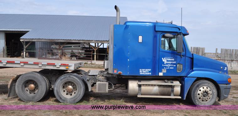 image for item G7331 2006 Freightliner ST120 semi truck