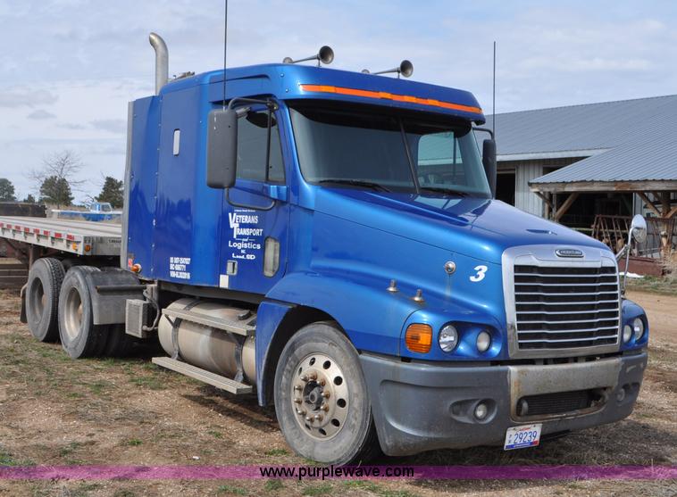 image for item G7331 2006 Freightliner ST120 semi truck