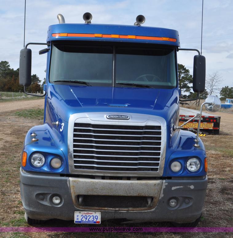 image for item G7331 2006 Freightliner ST120 semi truck