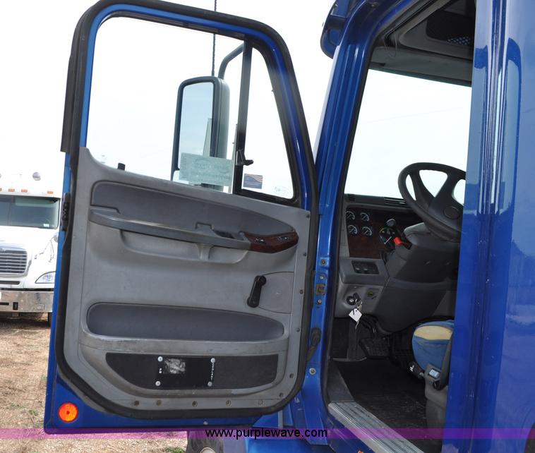 image for item G7331 2006 Freightliner ST120 semi truck