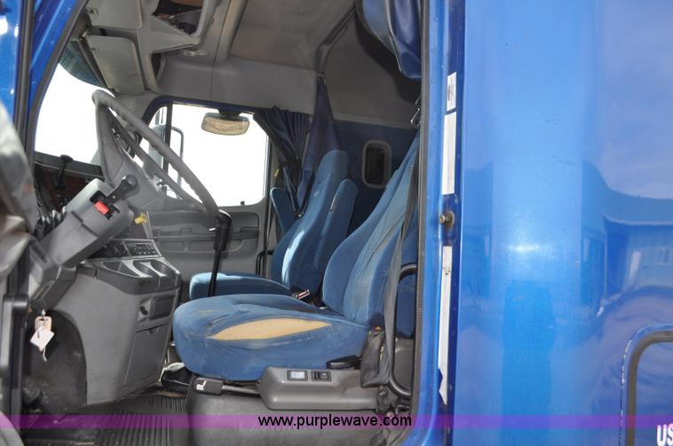 image for item G7331 2006 Freightliner ST120 semi truck