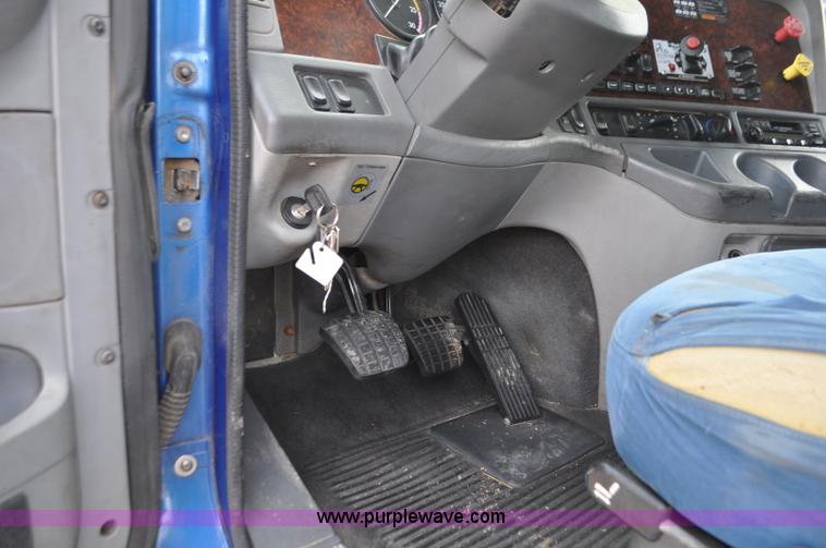 image for item G7331 2006 Freightliner ST120 semi truck