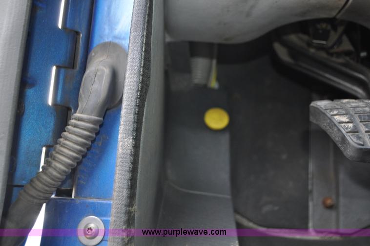 image for item G7331 2006 Freightliner ST120 semi truck