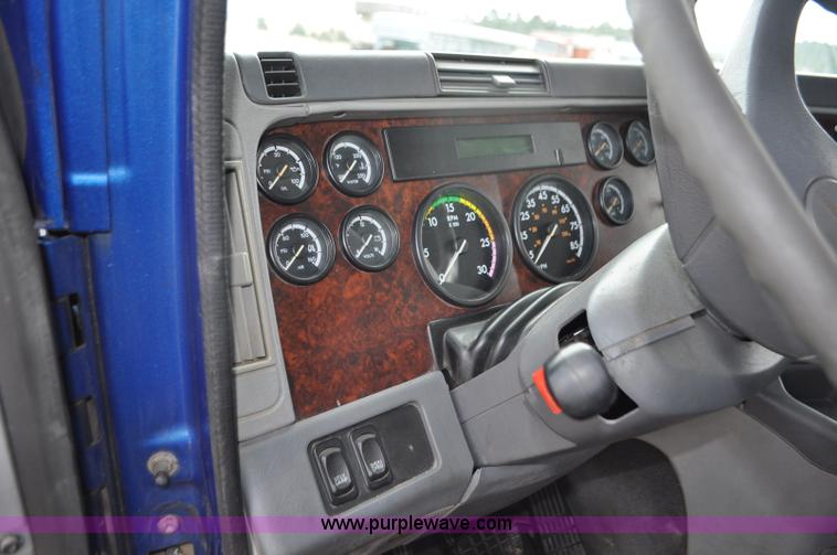 image for item G7331 2006 Freightliner ST120 semi truck