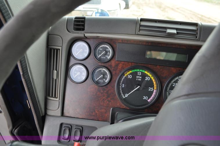 image for item G7331 2006 Freightliner ST120 semi truck