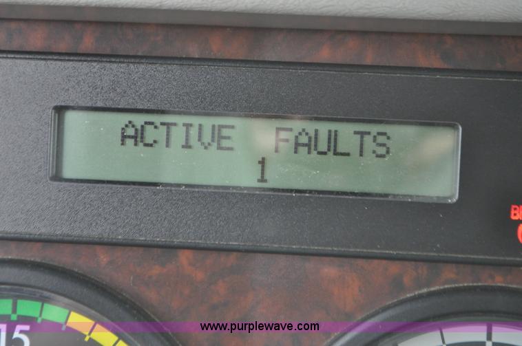 image for item G7331 2006 Freightliner ST120 semi truck