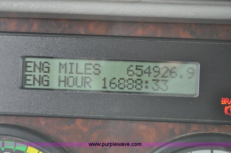 image for item G7331 2006 Freightliner ST120 semi truck