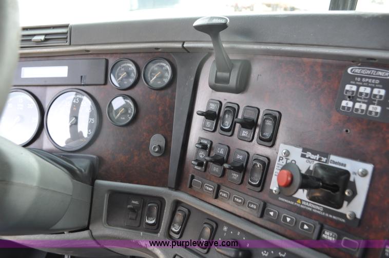 image for item G7331 2006 Freightliner ST120 semi truck