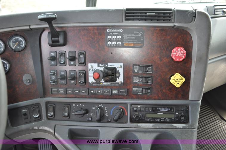 image for item G7331 2006 Freightliner ST120 semi truck