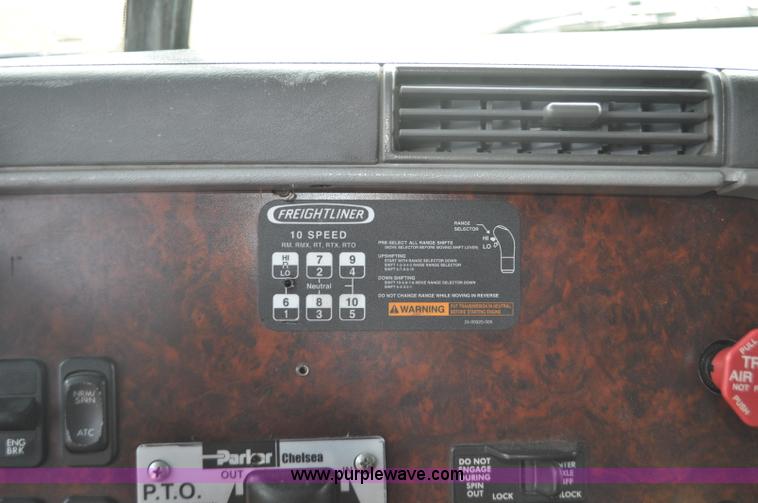 image for item G7331 2006 Freightliner ST120 semi truck