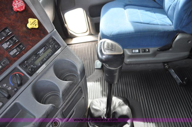 image for item G7331 2006 Freightliner ST120 semi truck