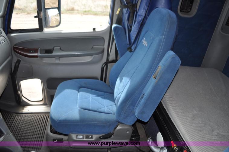 image for item G7331 2006 Freightliner ST120 semi truck