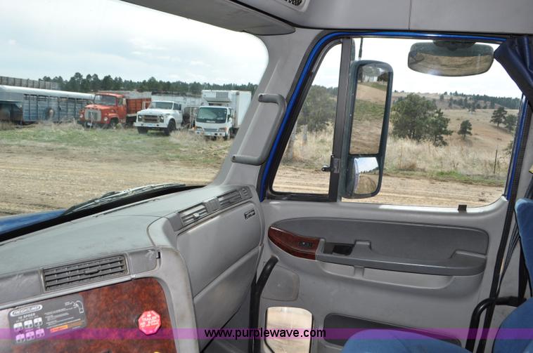 image for item G7331 2006 Freightliner ST120 semi truck