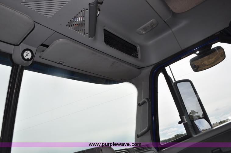 image for item G7331 2006 Freightliner ST120 semi truck