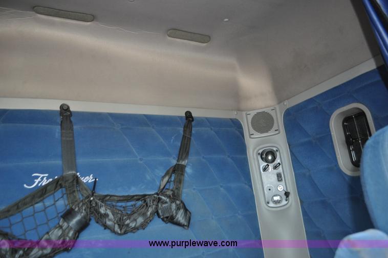 image for item G7331 2006 Freightliner ST120 semi truck