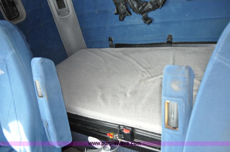 image for item G7331 2006 Freightliner ST120 semi truck