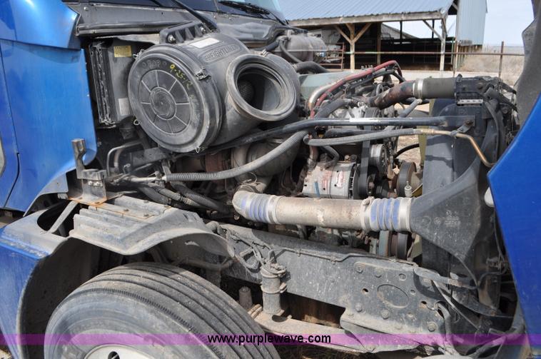 image for item G7331 2006 Freightliner ST120 semi truck